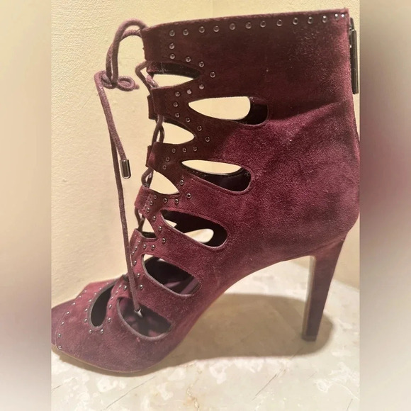 BCBG Generation burgundy peep toe lace heels shoes sandals .  Size 38.5/8.5 - Picture 11 of 17
